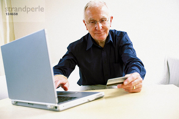 Mann mit Laptop-Computer