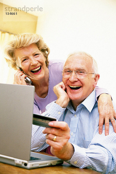 Mann und Frau mit Laptop-Computer