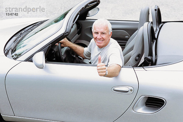 Porträt eines älteren Mannes und eines Cabrios