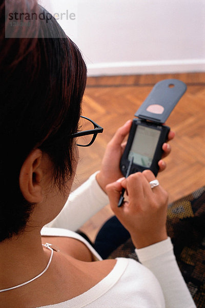 Frau mit Handheld-Computer