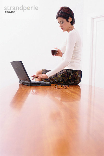 Frau auf dem Schreibtisch mit Laptop