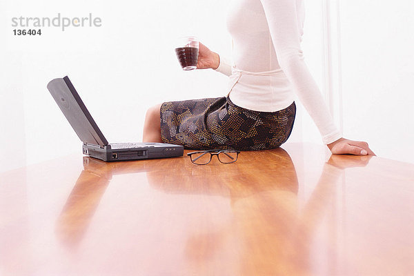 Frau auf dem Schreibtisch mit Laptop