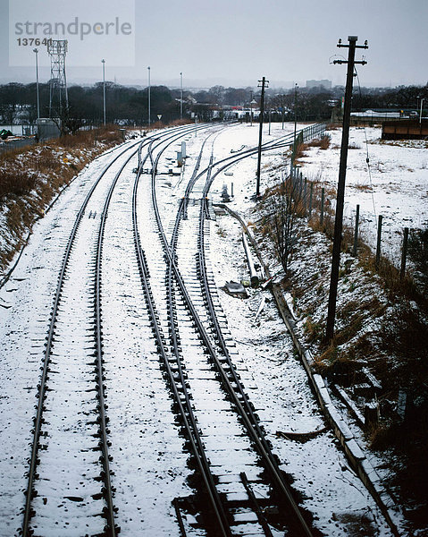 Schnee auf der Bahnstrecke