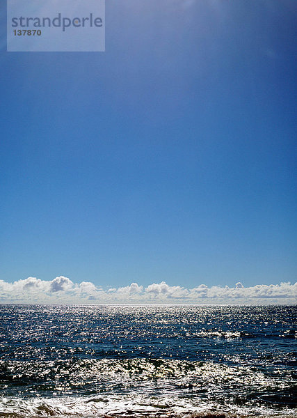 Ozean und klarer Himmel