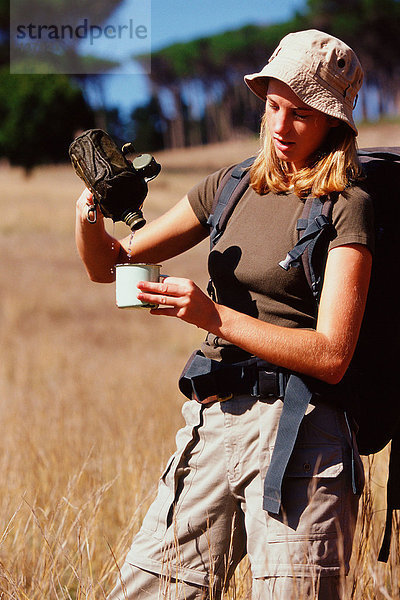 Frau bei einem Drink auf einer Safari