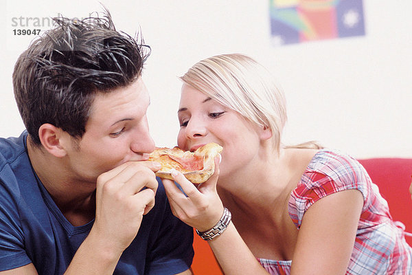 Junges Paar beim gemeinsamen Essen