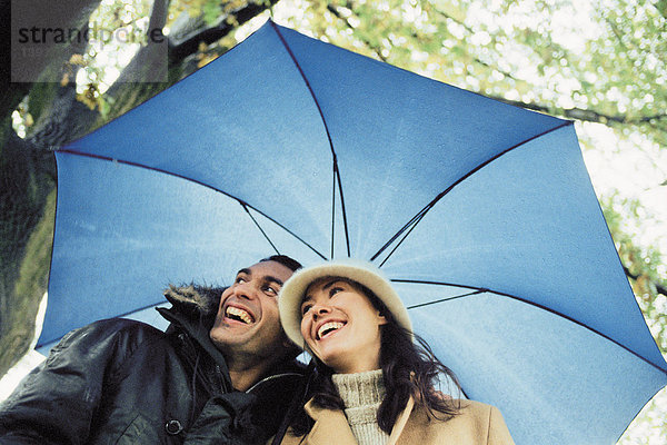 Paar unter dem Schirm