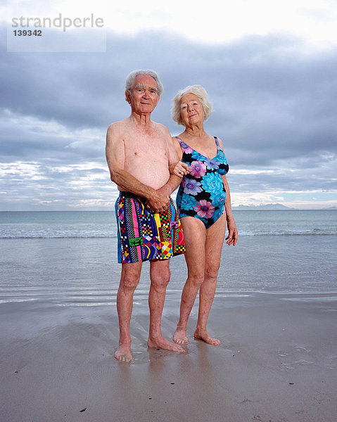 Ein reifes Paar am Strand