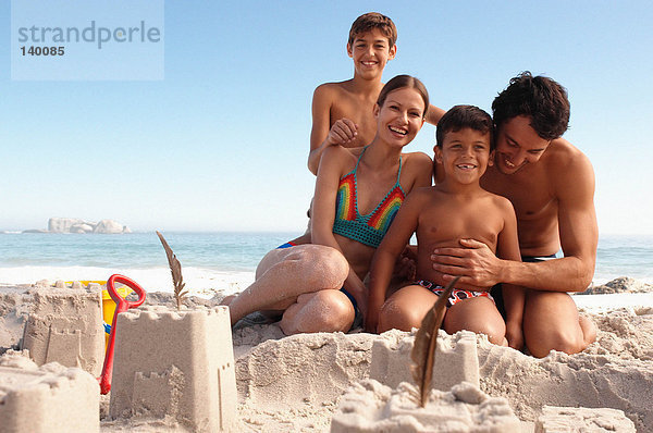 Eine glückliche Familie am Strand