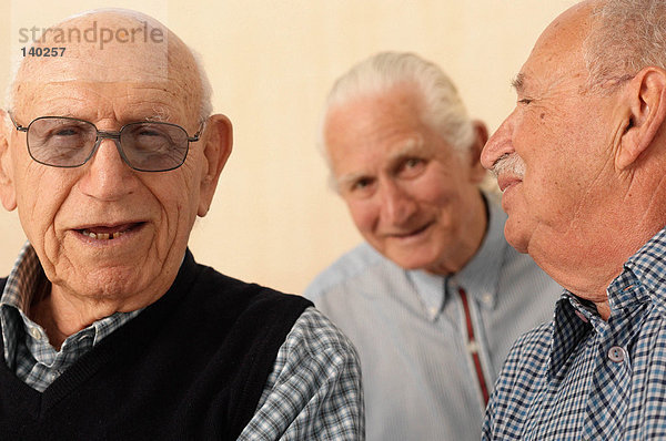 Drei ältere Männer zusammen