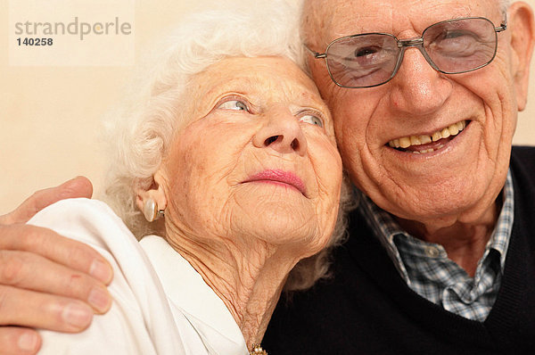 Glückliches älteres Paar zusammen