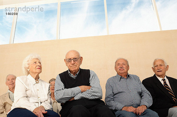 Gruppe älterer Menschen sitzend