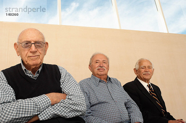 Porträt von drei älteren Männern sitzend