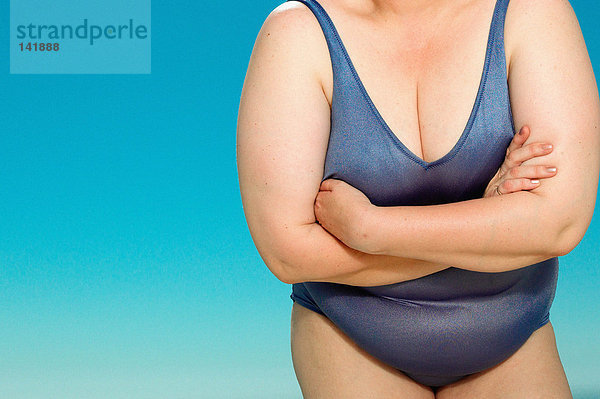 Übergewichtige Frau im Badeanzug