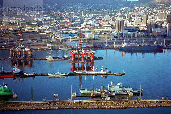 Ein Hafen mit Stadt im Hintergrund