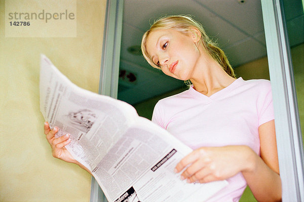 Frau beim Lesen der Zeitung