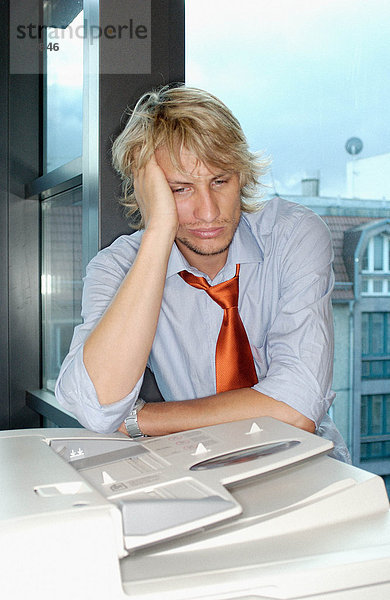 Porträt eines gelangweilten Büroarbeiters