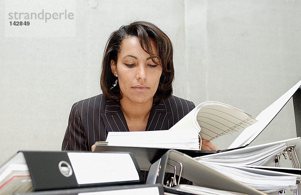 Geschäftsfrau liest Dokument
