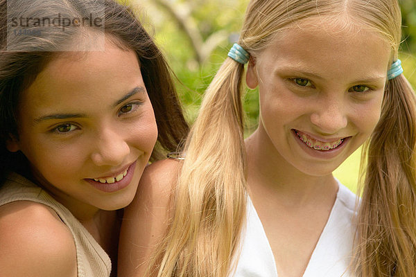 Zwei lächelnde junge Mädchen