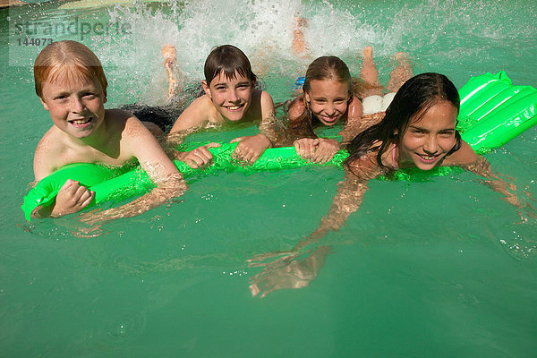 Kinder genießen den Pool