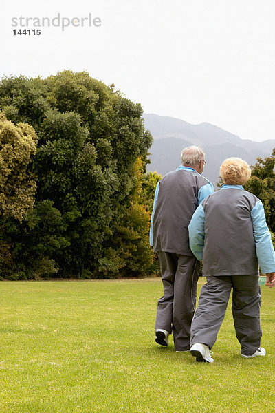 Ein älteres Paar zu Fuß