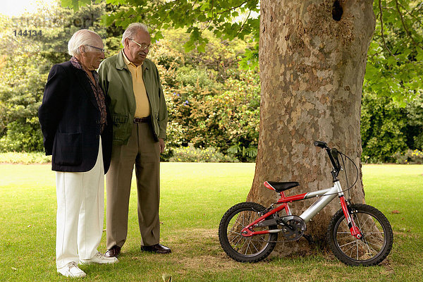Ältere Männer  die auf ein Fahrrad schauen