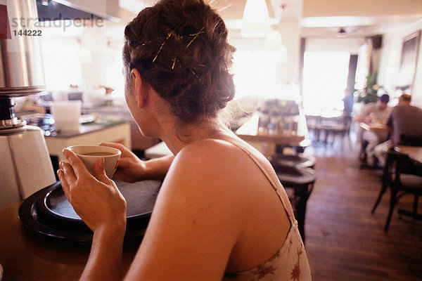 Junge Frau beim Kaffee