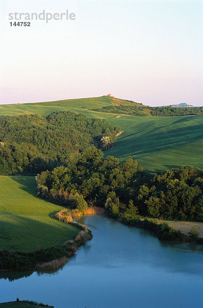 Grüne Hügel in der Nähe des Sees