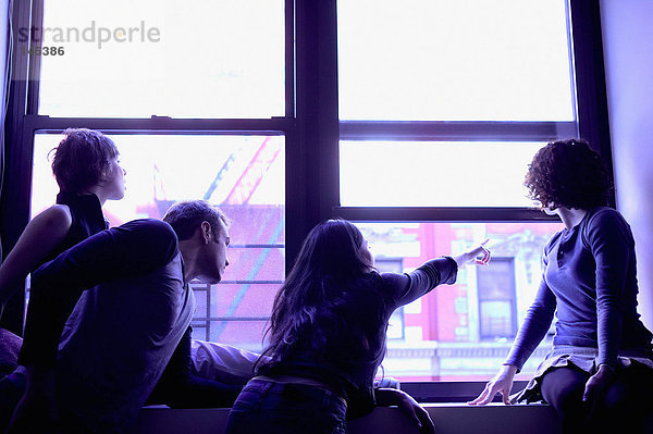 Silhouetten von Menschen am Fenster