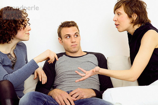 Frauen streiten sich auf dem Sofa
