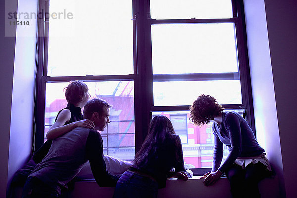 Silhouetten von Menschen am Fenster