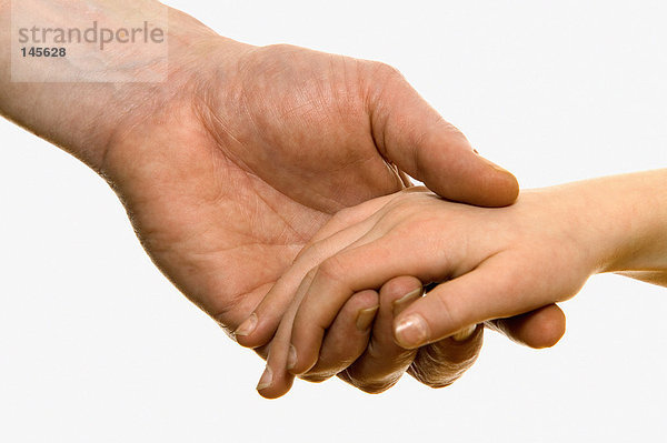 Mann und Frau beim Händchenhalten