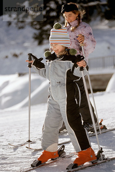 Zwei Mädchen beim Skifahren