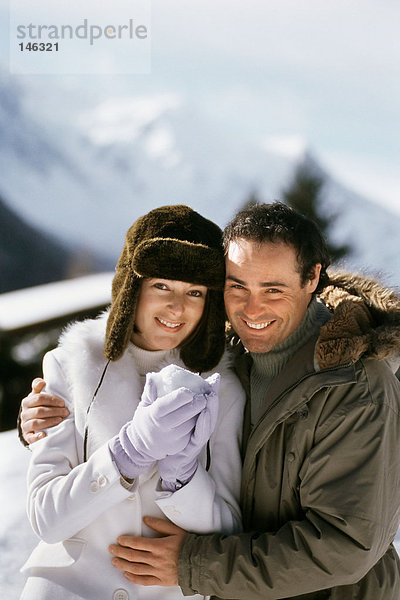 Porträt eines Paares mit Schneeball