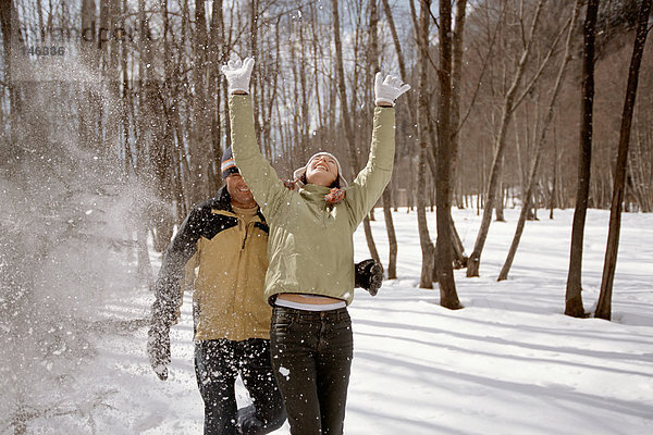 Paar spielt im Schnee
