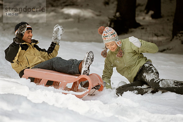 Paar spielt im Schnee