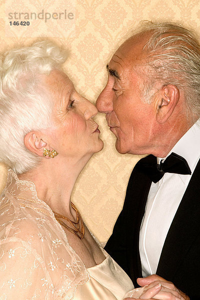 Seniorenpaar beim Küssen
