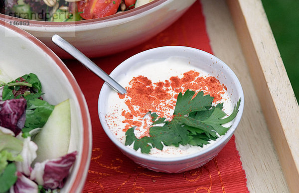 Frischer Salat und Joghurt-Dip