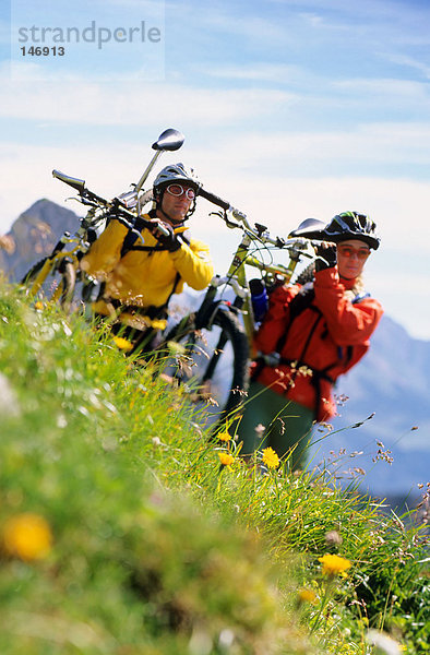Mountainbiker mit ihren Fahrrädern