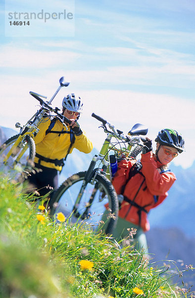 Mountainbiker mit ihren Fahrrädern