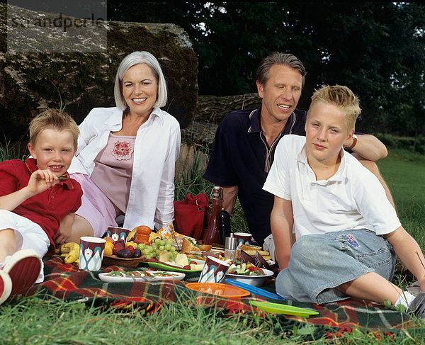 Familienportrait bei einem Picknick.