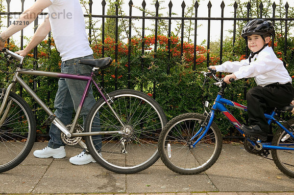 Vater und Sohn Radfahren