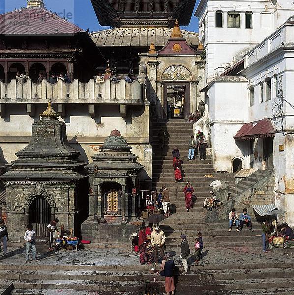 Erhöhte Ansicht der Krematorien am Ghat  Bagmati River  Pashupatinath  Nepal