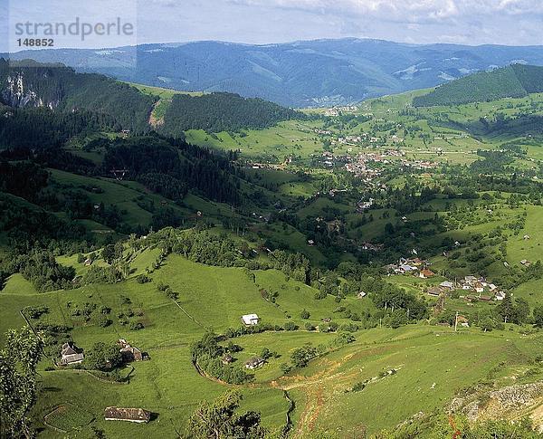 Erhöhte Ansicht eines Dorfes im Tal  Siebenbürgen  Rumänien
