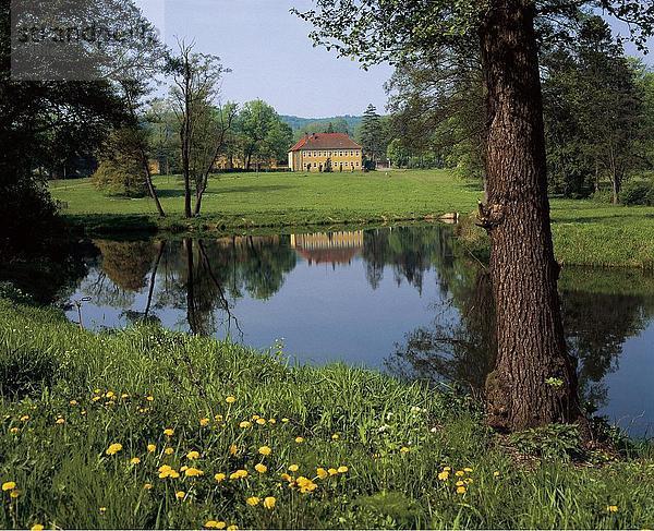 Wohnhaus Baum Spiegelung Deutschland Teich Thüringen Weimar