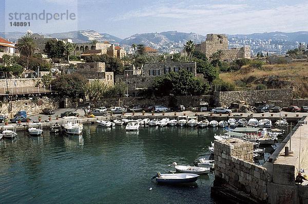 Boote an einem Jachthafen mit einer Stadt im Hintergrund  Byblos  Libanon