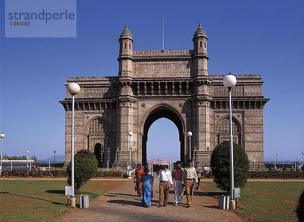 Touristen an Denkmal  Gateway Of India  Mumbai  Maharashtra  Indien