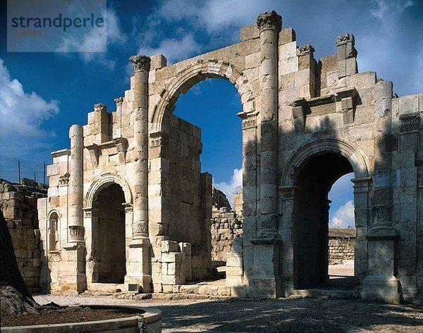 Alte Ruinen von Südtor  Jerash  Jordan