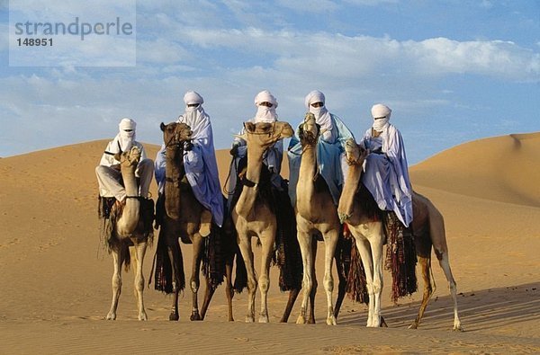 Fünf Tuareg-Fahrer auf Kamelen  Sahara Tekerkiba  Lybien