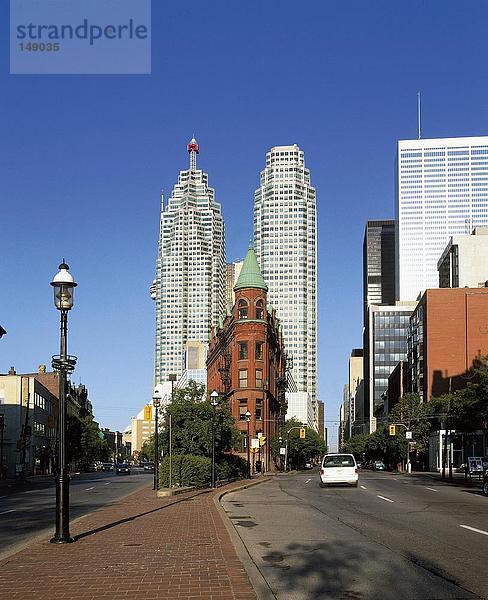 Straße in Stadt mit Gebäuden im Hintergrund  Flatiron Building  Toronto  Kanada